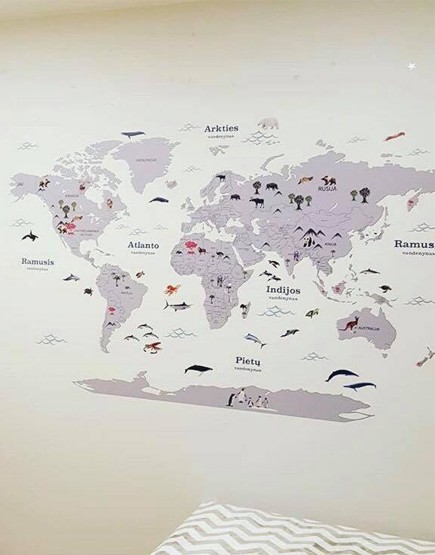 Pasaulio šalių žemėlapis lietuvių kalba su gyvūnais . Interjero detalė